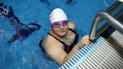 Doğuştan bacakları ve sol kolu olmayan 25 yaşındaki Beyza Nur
