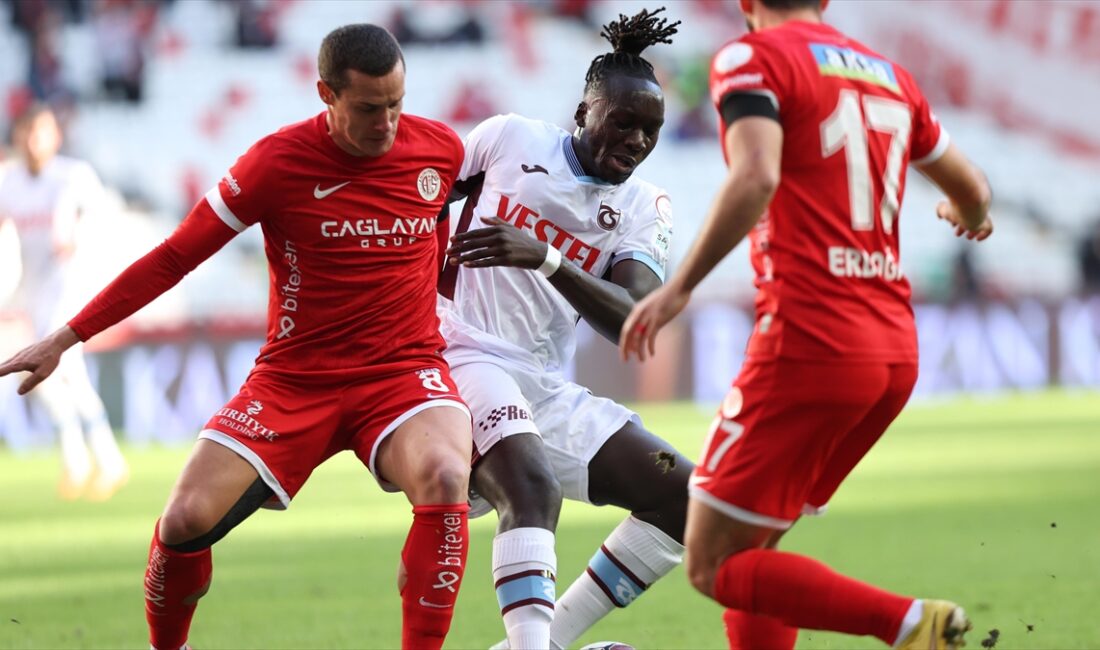 Trendyol Süper Lig'in 20. haftasında Bitexen Antalyaspor ile Trabzonspor 1-1