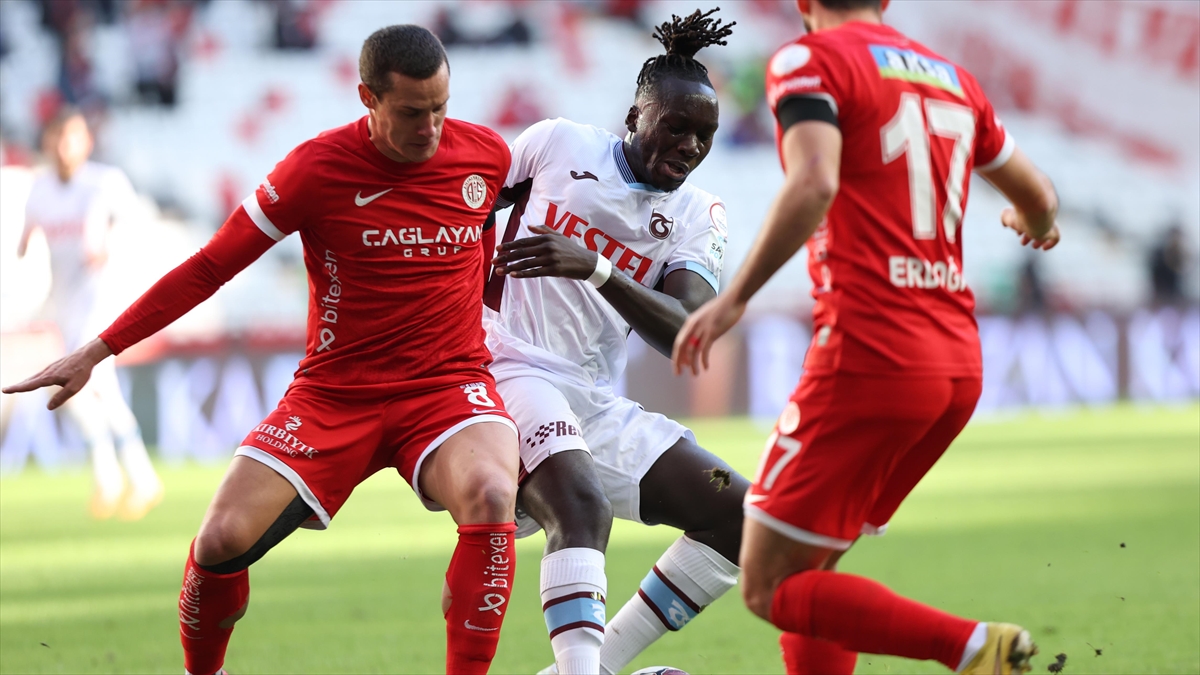 Trendyol Süper Lig'in 20. haftasında Bitexen Antalyaspor ile Trabzonspor 1-1