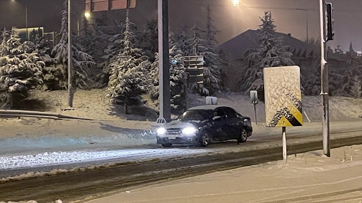 BOLU (AA) – Bolu Dağı’nda akşam etkili olan sağanak, gece