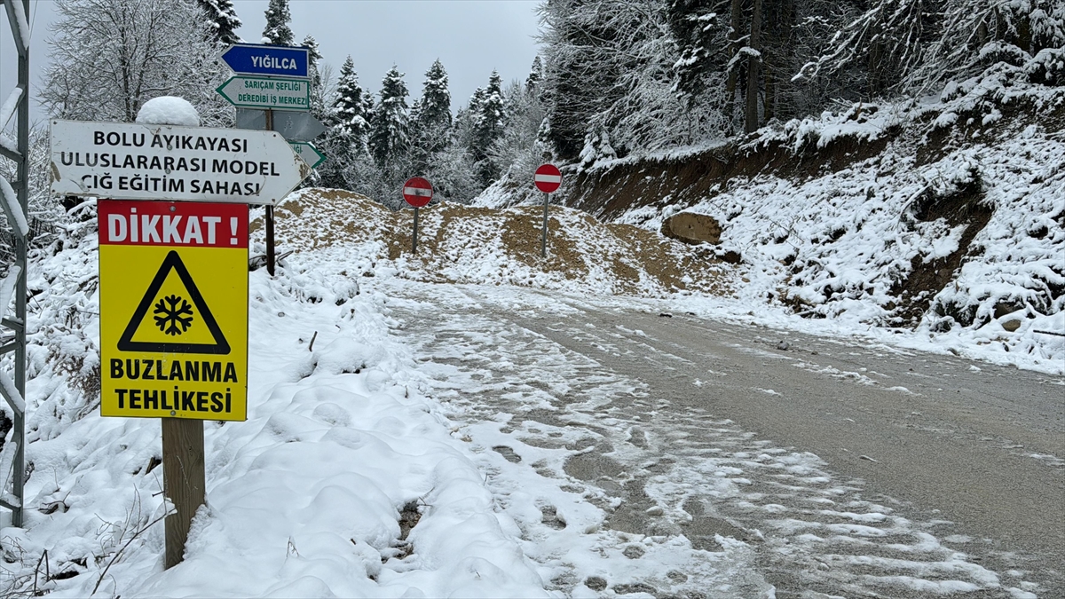 Bolu'dan Yedigöller Milli Parkı'na ulaşımın sağlandığı kara yolu, kar yağışı