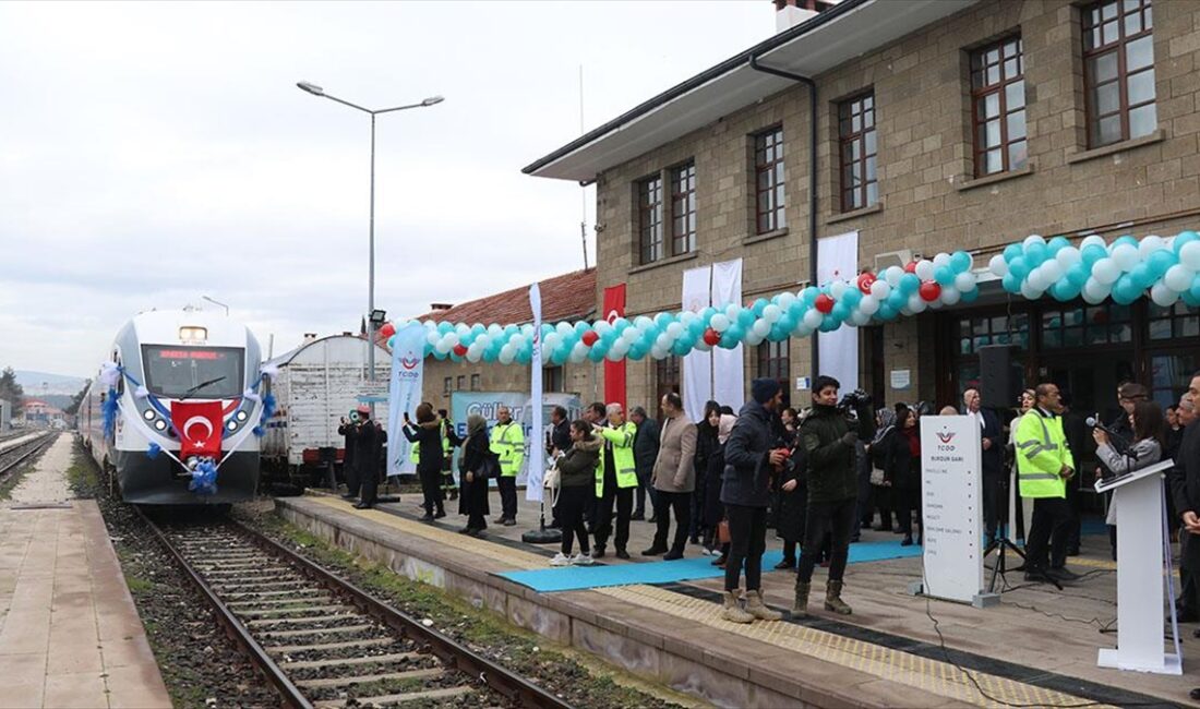 BURDUR (AA) – Burdur Garı’nda düzenlenen törenle, Isparta’dan gelen Güller