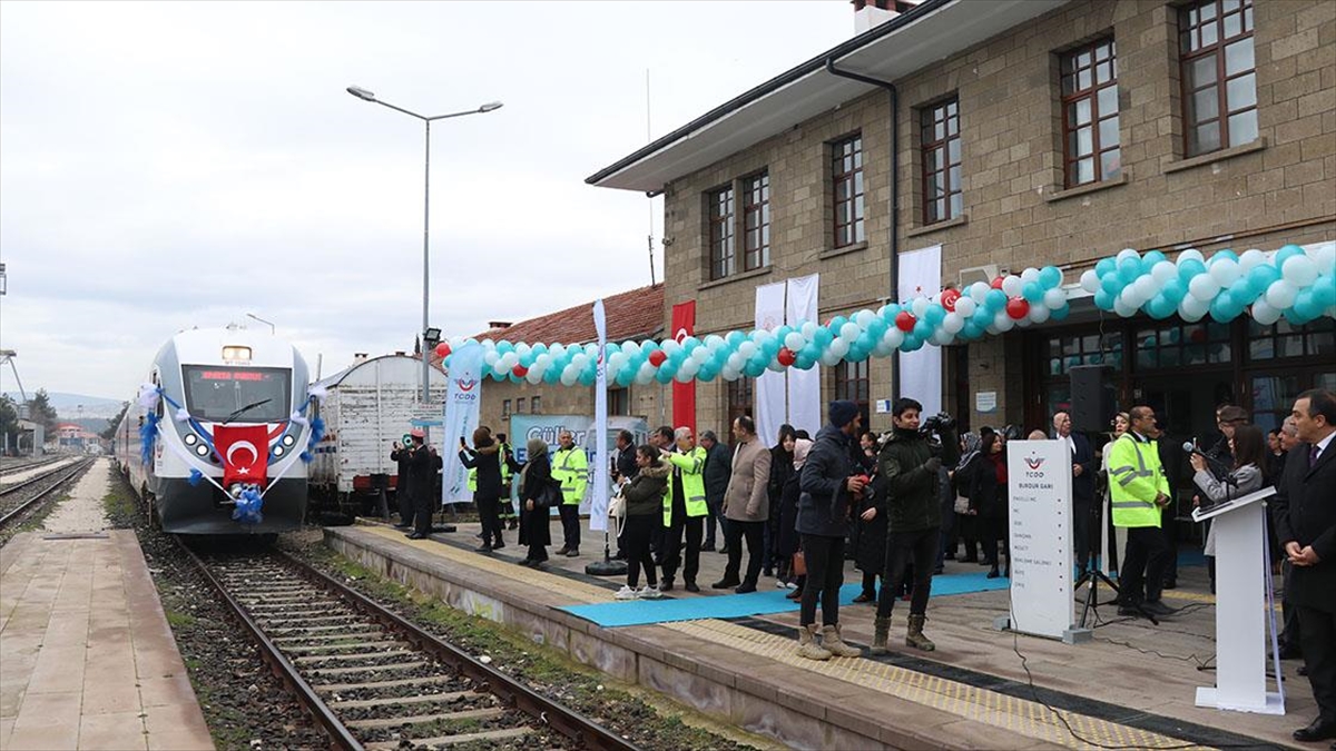 BURDUR (AA) – Burdur Garı’nda düzenlenen törenle, Isparta’dan gelen Güller