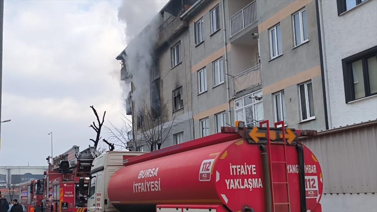 Bursa'nın İnegöl ilçesinde bir apartmanda çıkan yangın itfaiye ekiplerince söndürüldü.