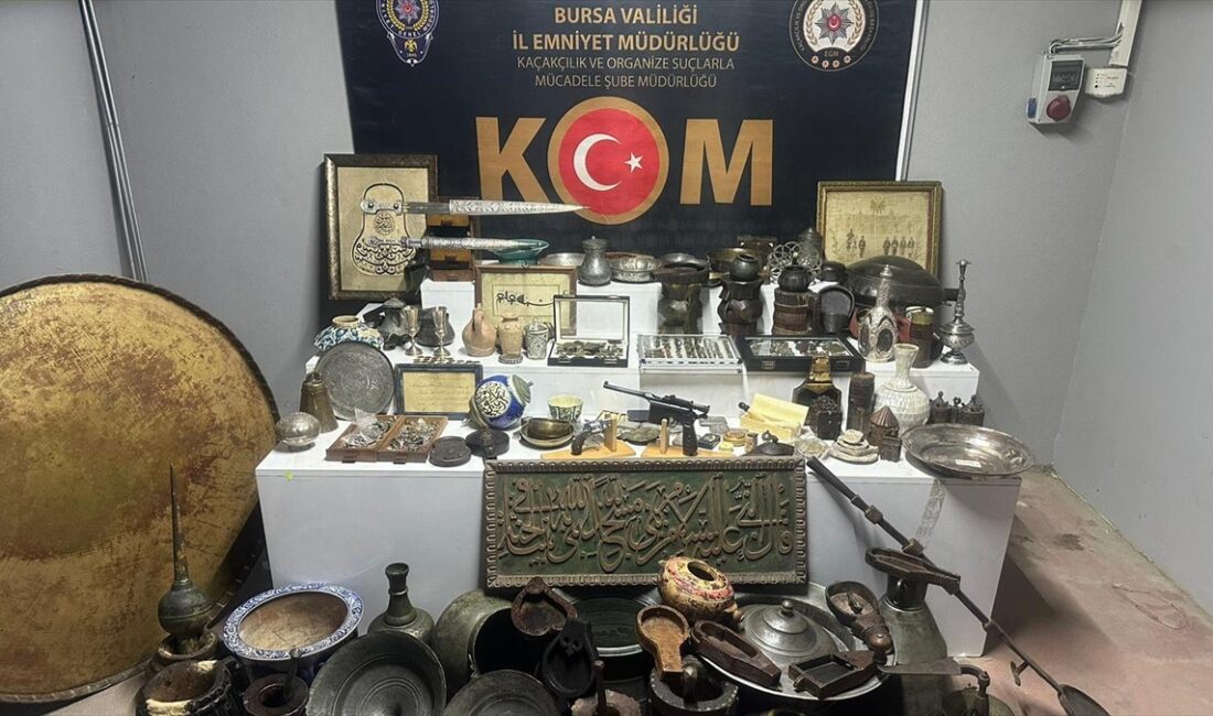 Bursa'da, evinde yapılan aramalarda 620 parça tarihi eser niteliğinde silah,