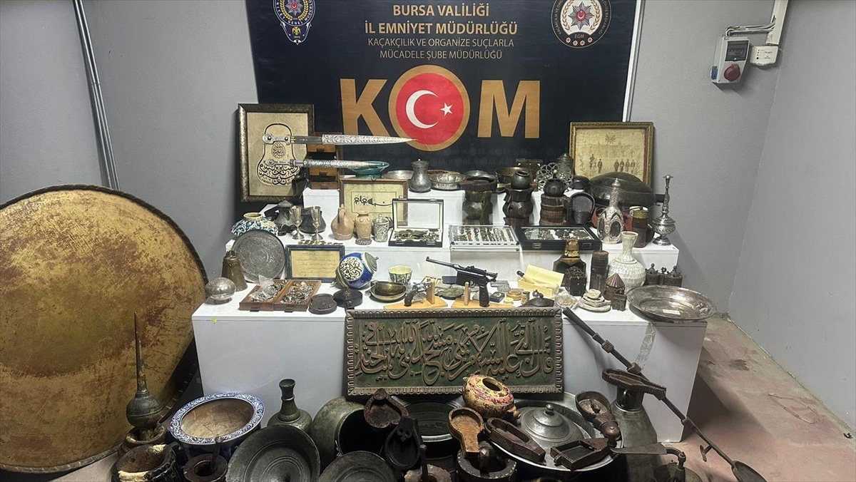 Bursa'da, evinde yapılan aramalarda 620 parça tarihi eser niteliğinde silah,