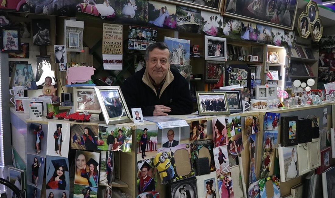 Burdur'da yaşayan dördüncü kuşak fotoğrafçı Mahmut Kanık, büyük dedesinin mirası