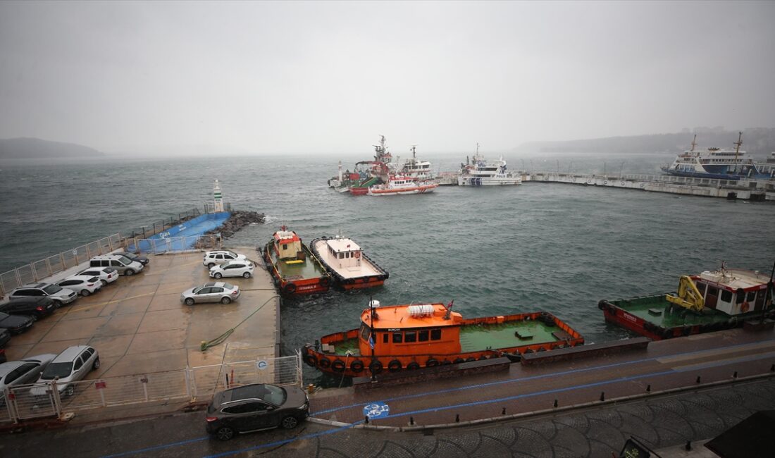 Çanakkale Boğazı, fırtına ve görüş mesafesinin düşmesi nedeniyle transit gemi