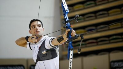 Henüz 7 yaşındayken "çelimsiz" diye kabul edilmemesine rağmen 9 yaşındayken