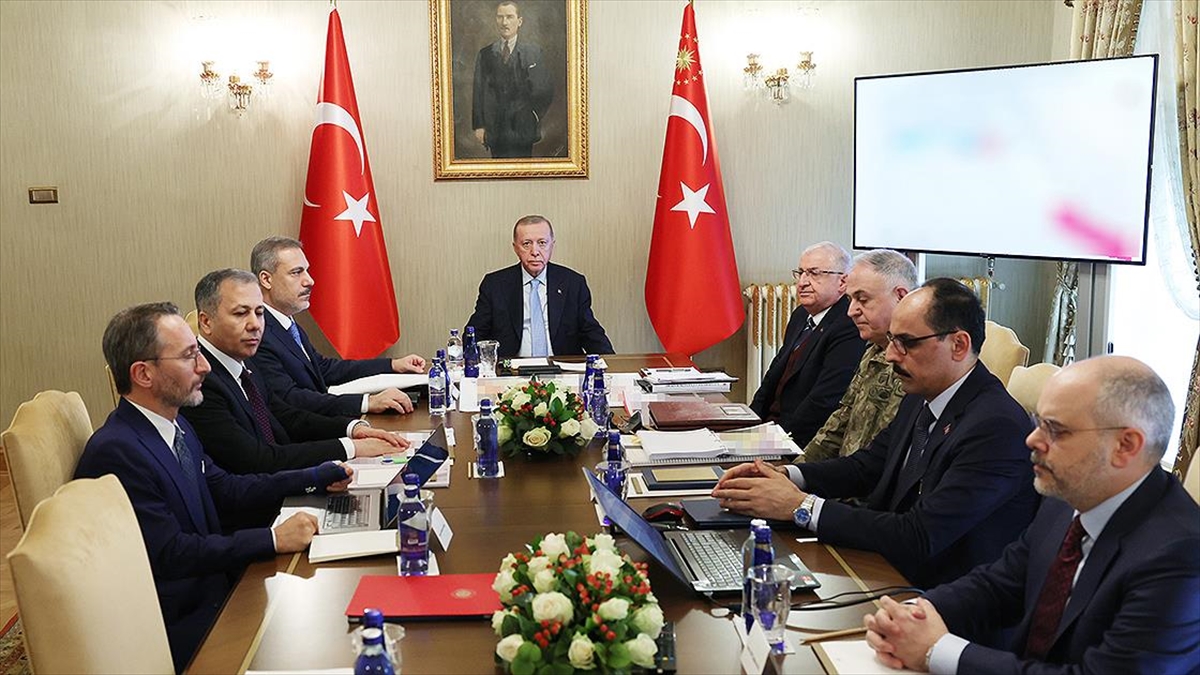 Cumhurbaşkanı Recep Tayyip Erdoğan başkanlığında Dolmabahçe Çalışma Ofisi'nde güvenlik toplantısı