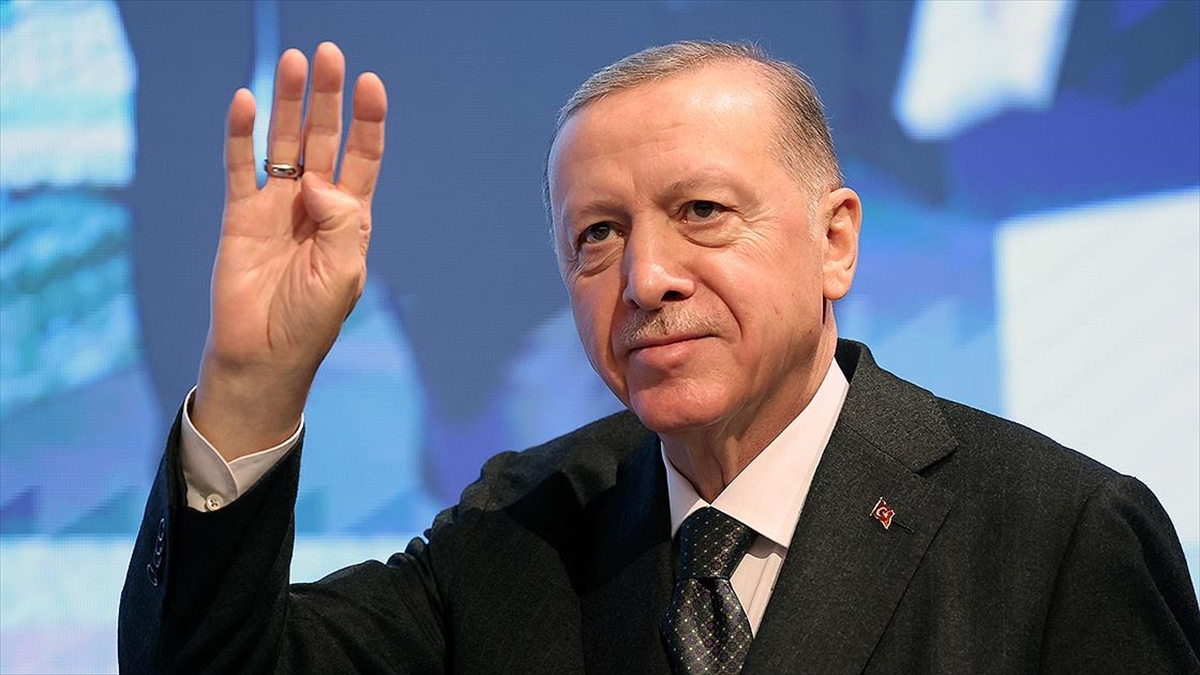 Cumhurbaşkanı Erdoğan, gençleri araç olarak değil, yol arkadaşı; geleceği emanet