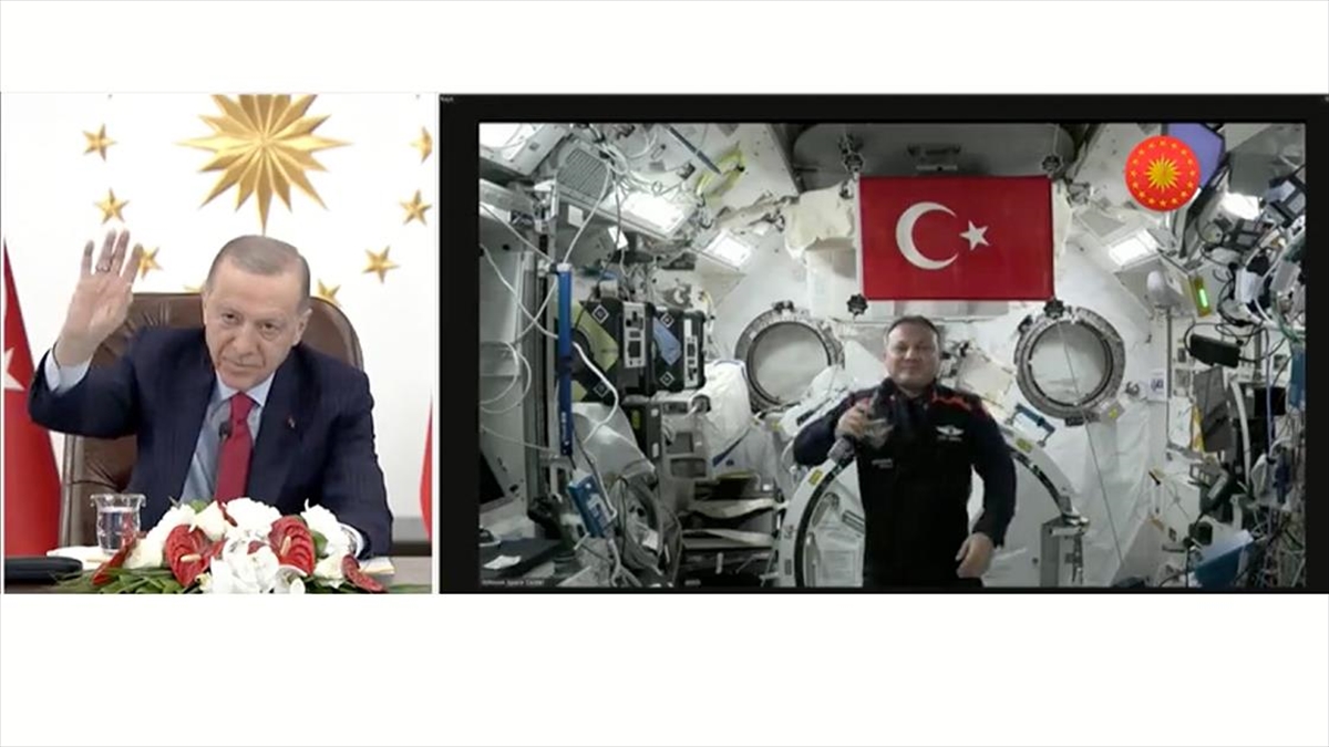 Cumhurbaşkanı Erdoğan, ilk Türk astronot Alper Gezeravcı'ya, "Milli Uzay Programı'mız