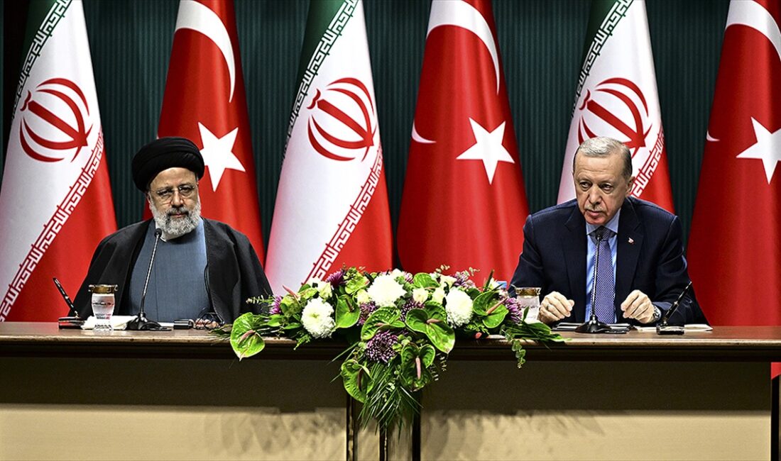 Cumhurbaşkanı Recep Tayyip Erdoğan, İran Cumhurbaşkanı İbrahim Reisi ile görüşmelerinde,