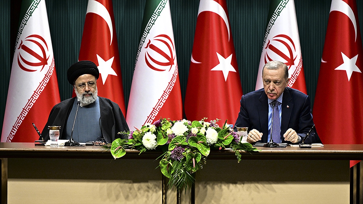 Cumhurbaşkanı Recep Tayyip Erdoğan, İran Cumhurbaşkanı İbrahim Reisi ile görüşmelerinde,
