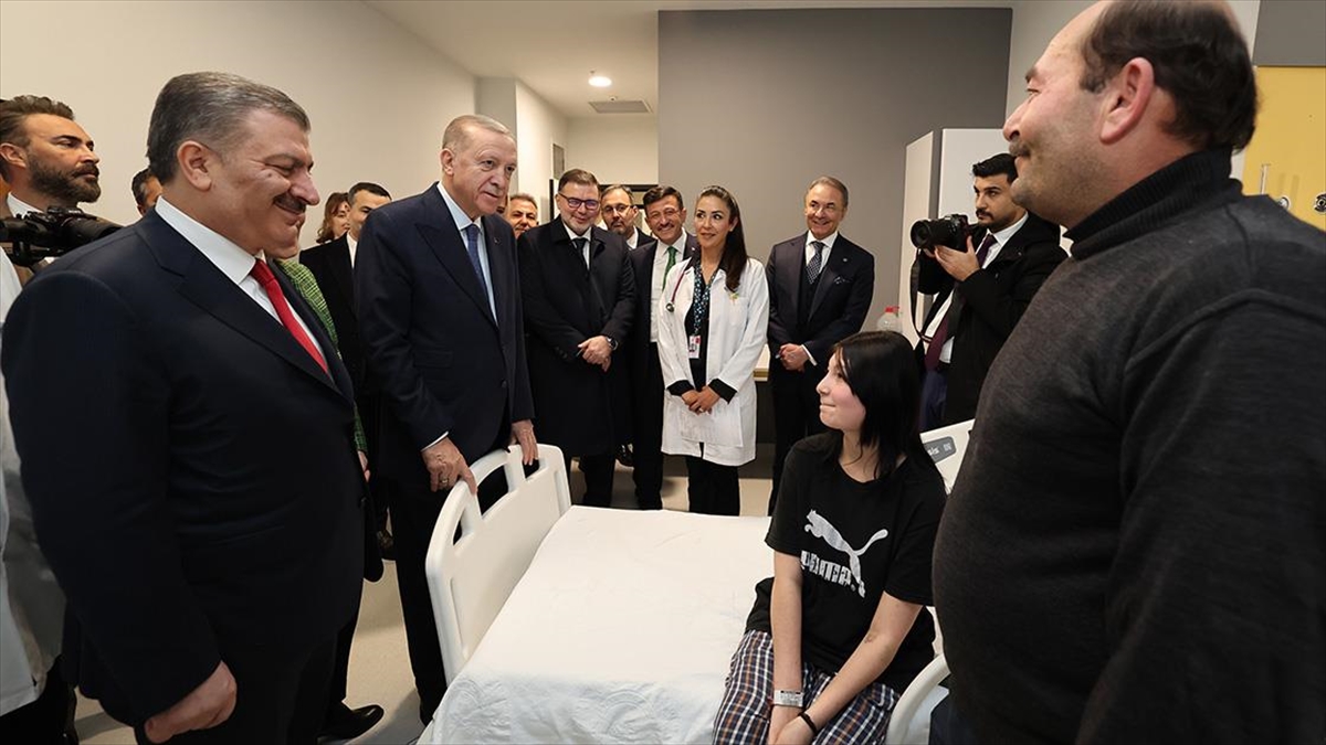 Cumhurbaşkanı Recep Tayyip Erdoğan, İzmir Bayraklı Şehir Hastanesinde tedavi gören