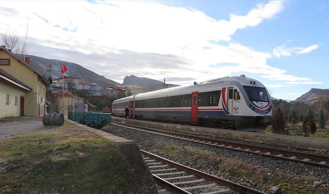 Cumhuriyet'in ilk yıllarında yapımı tamamlanan Kemah Tren İstasyonu, eski dokusu