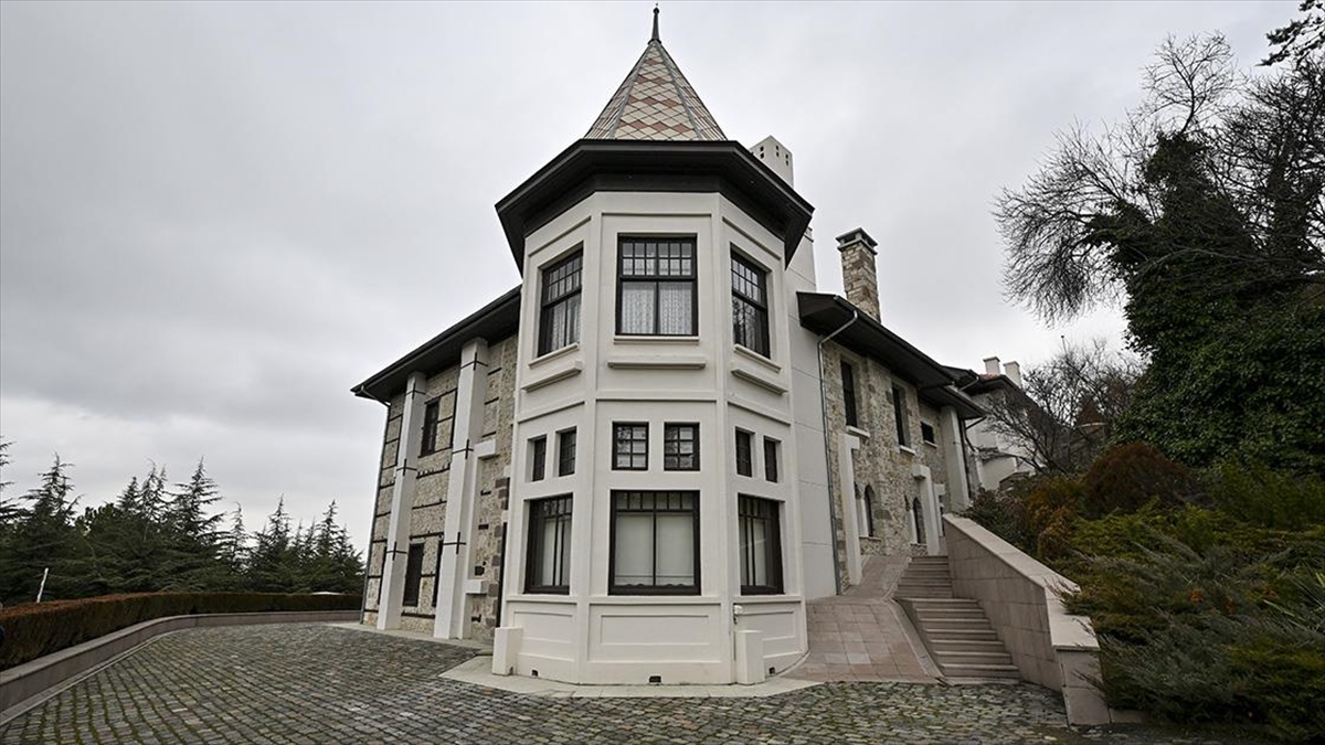 Gazi Mustafa Kemal Paşa'nın,"Efendiler, yarın Cumhuriyet'i ilan edeceğiz." dediği, ömrünün