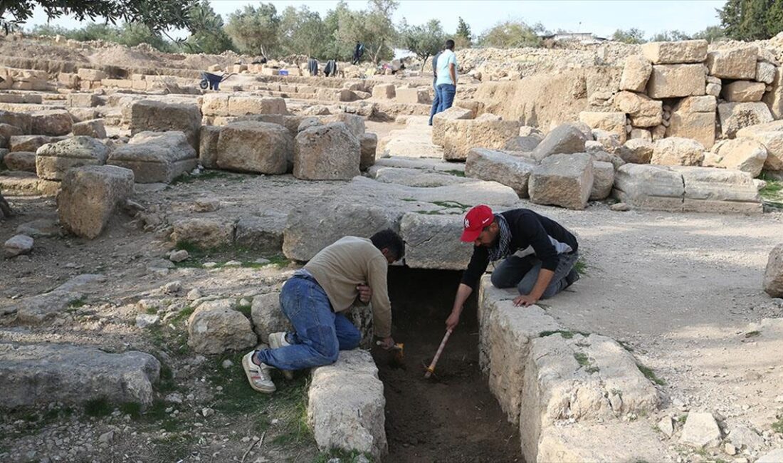 Mardin'in merkez Artuklu ilçesindeki Dara Antik Kenti'nde devam eden arkeolojik