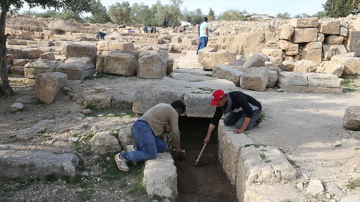Mardin'in merkez Artuklu ilçesindeki Dara Antik Kenti'nde devam eden arkeolojik