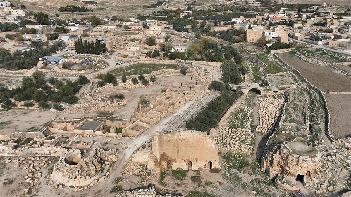 Mardin’in merkez Artuklu ilçesindeki Dara Antik Kenti'nde devam eden arkeolojik