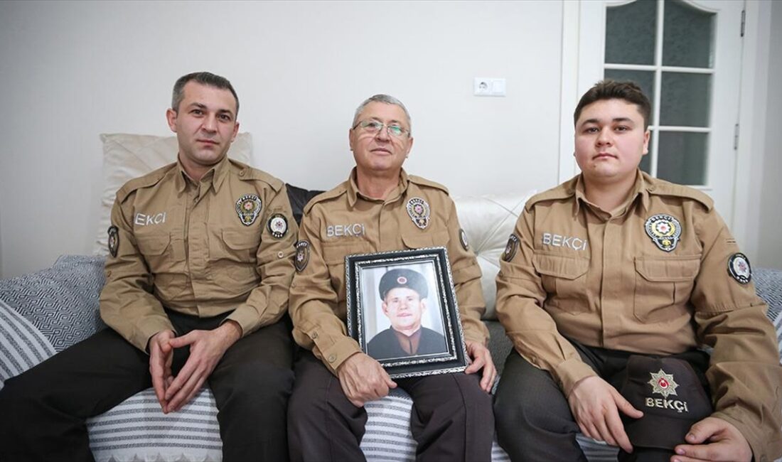 Bursalı Şahin ailesinin fertleri, dededen toruna üç kuşaktır çarşı ve