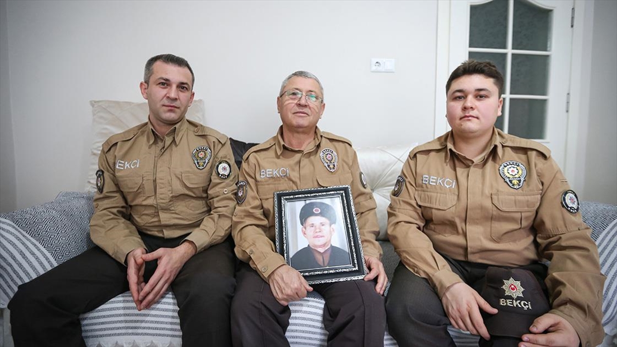 Bursalı Şahin ailesinin fertleri, dededen toruna üç kuşaktır çarşı ve