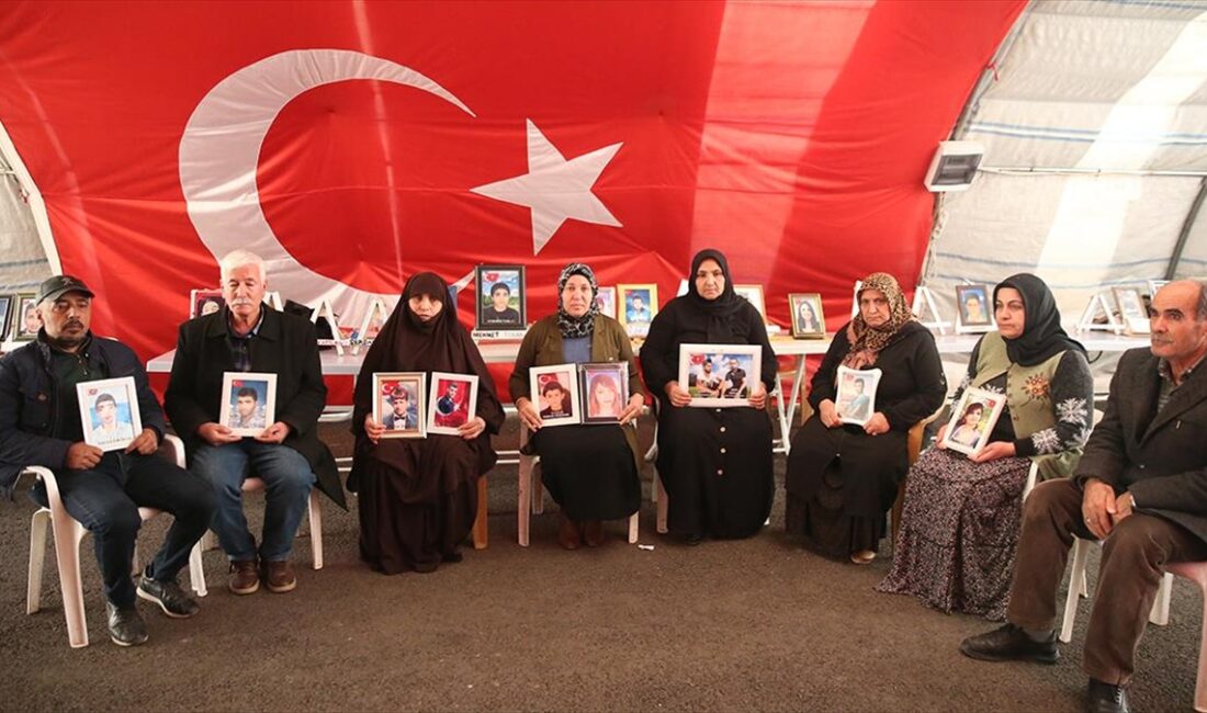 Dağa kaçırılan çocukları için HDP il binası önünde oturma eylemi