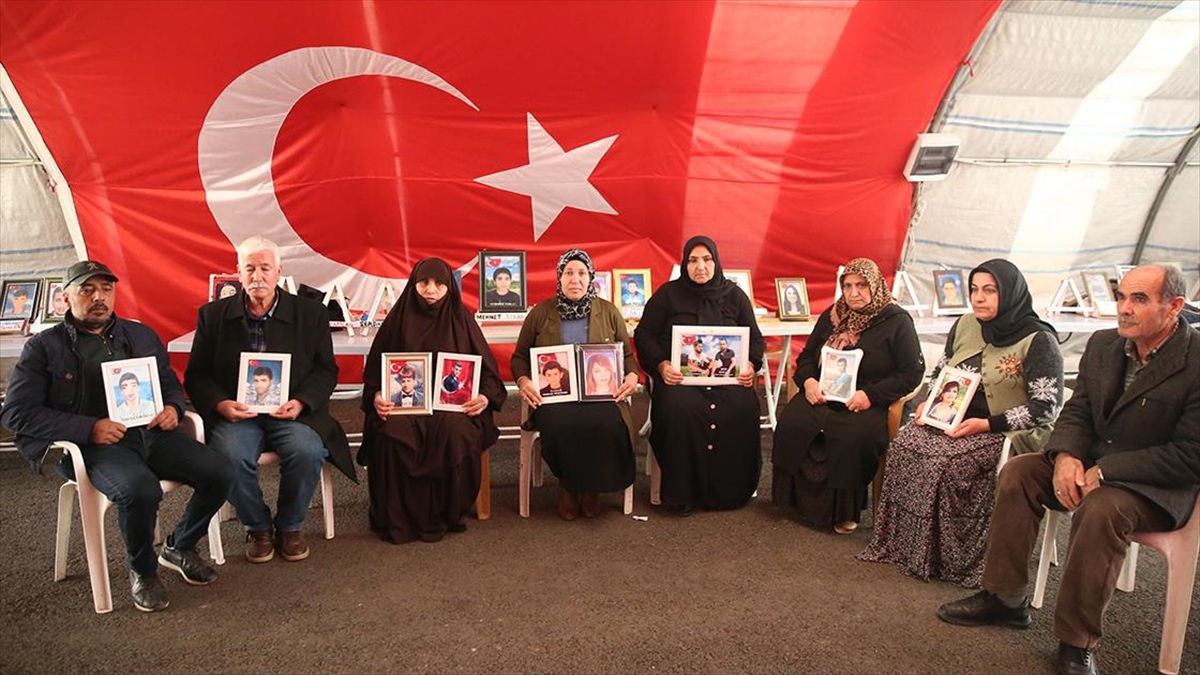 Dağa kaçırılan çocukları için HDP il binası önünde oturma eylemi