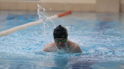 Eskişehir'de 7 yaşındayken ailesinin teşvikiyle yüzme sporuyla tanışan down sendromlu