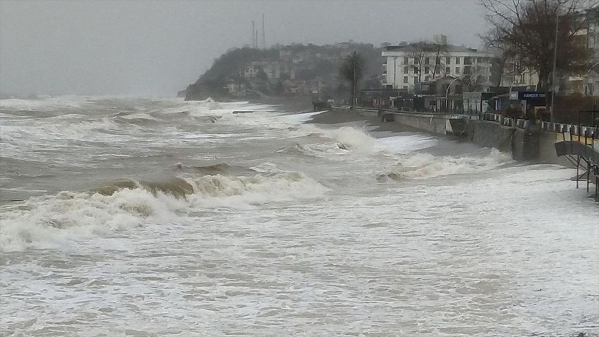 Düzce'nin Akçakoca ilçesinde kuvvetli rüzgar ve sağanak, Kaynaşlı ve Gölyaka