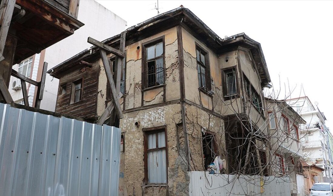 Edirne'de tarihi konakların bulunduğu Kaleiçi semti ile Saraçlar Caddesi'nde sokak