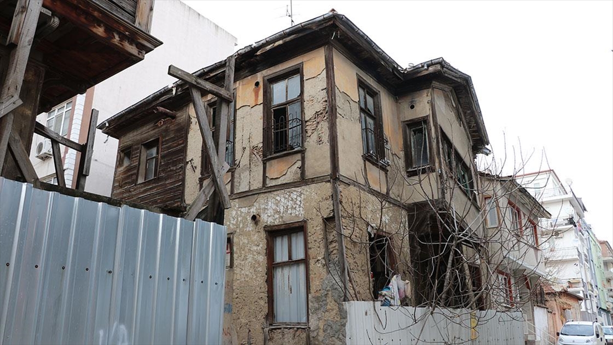 Edirne'de tarihi konakların bulunduğu Kaleiçi semti ile Saraçlar Caddesi'nde sokak