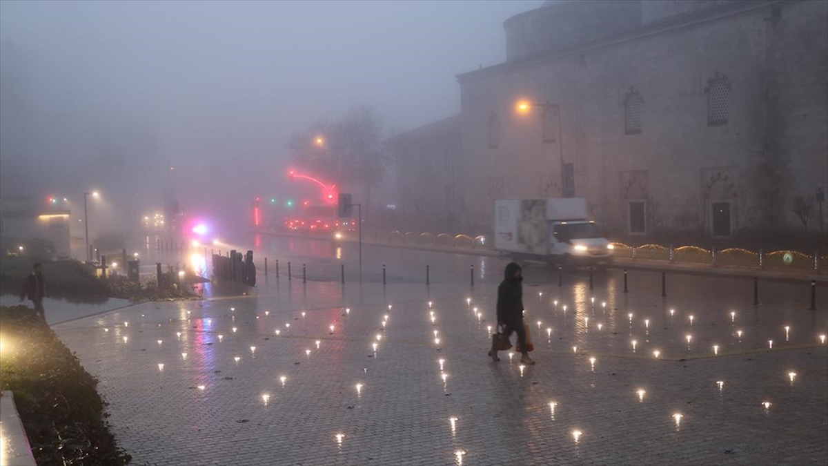 Edirne'de yoğun sis etkili oldu. Yoğun sis nedeniyle görüş mesafesi