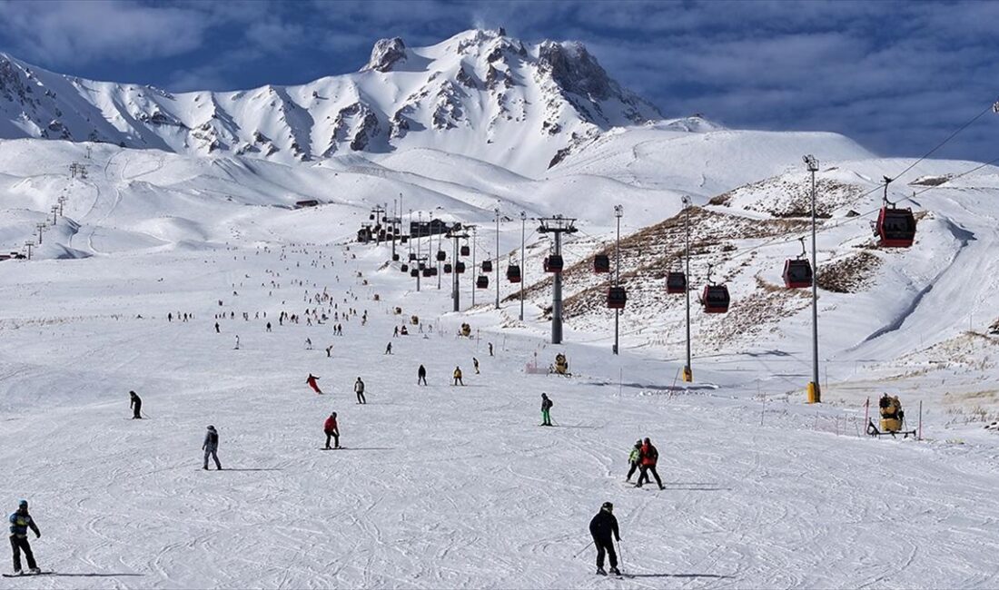 Türkiye'nin önemli kış turizm merkezlerinden Erciyes'te yarıyıl tatili yoğunluğu yaşanıyor.