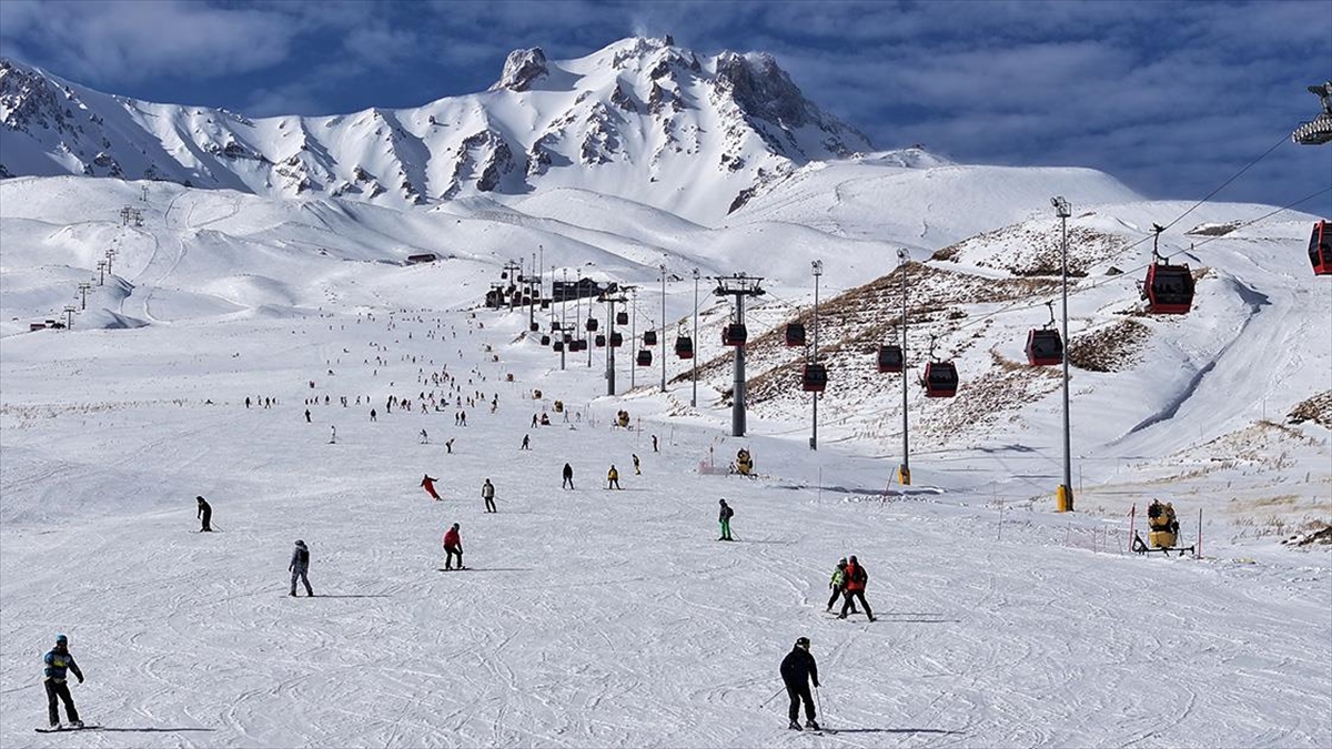 Türkiye'nin önemli kış turizm merkezlerinden Erciyes'te yarıyıl tatili yoğunluğu yaşanıyor.