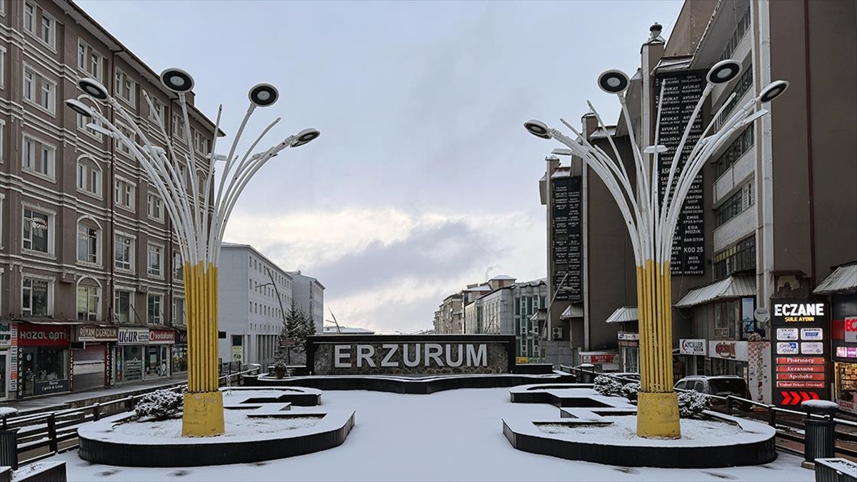 Erzurum, Ardahan, Ağrı ve Tunceli'de etkili olan kar, il merkezlerini