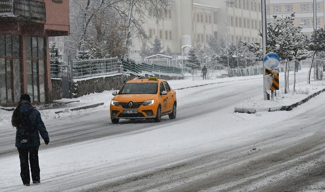 Erzurum, Ardahan ve Kars'ta kar yağışı aralıklarla etkisini devam ettiriyor.