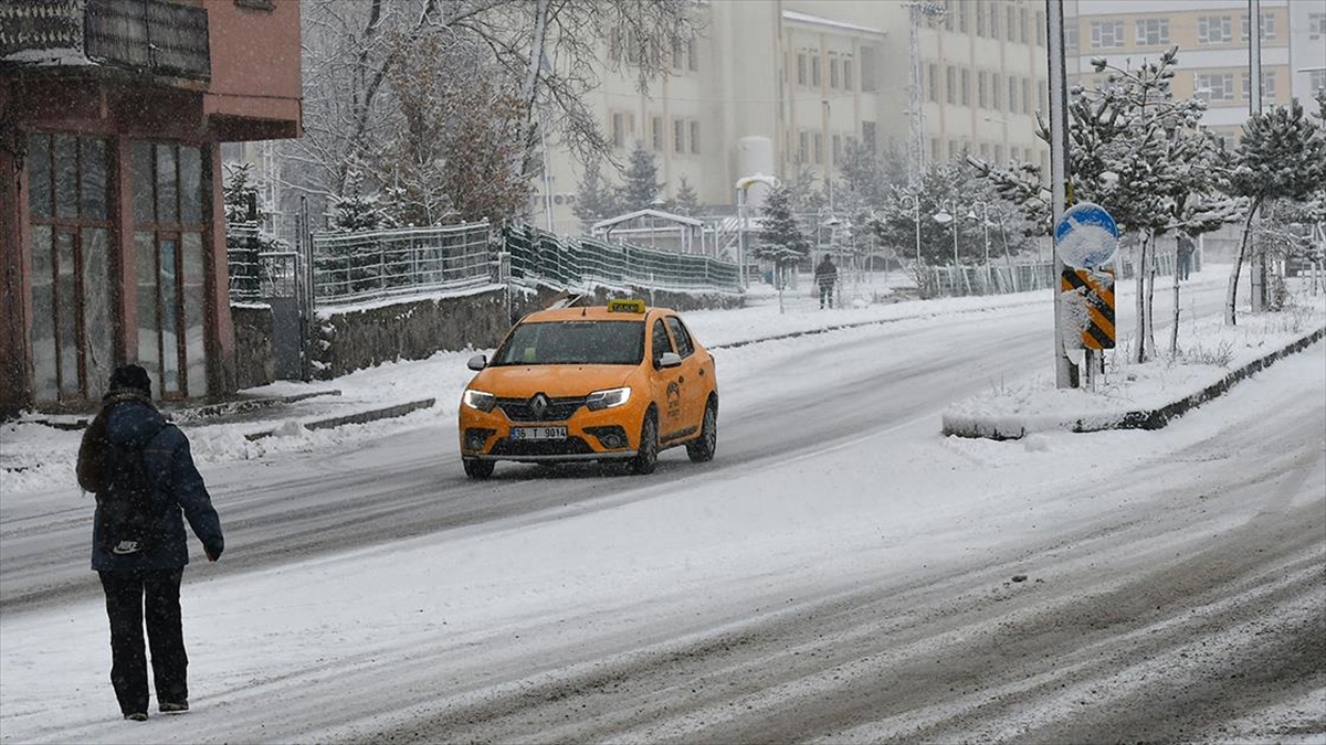 Erzurum, Ardahan ve Kars'ta kar yağışı aralıklarla etkisini devam ettiriyor.