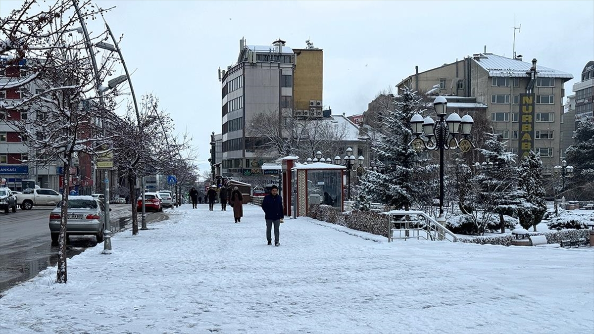 Erzurum, Tunceli, Ağrı, Ardahan ile Kars'ta etkili olan kar yağışıyla
