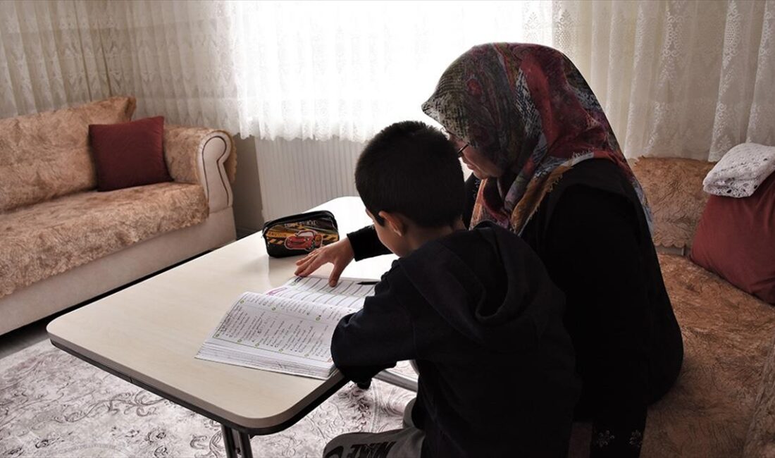 Aksaray'da 5 yıl önce koruyucu ailesi olduğu 3 kardeşe evlerini