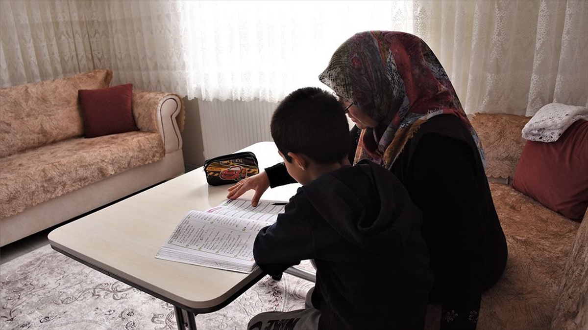 Aksaray'da 5 yıl önce koruyucu ailesi olduğu 3 kardeşe evlerini