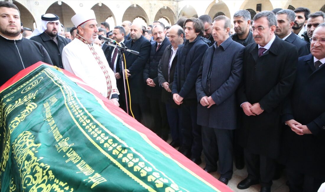 Hayatını kaybeden eski AK Parti Şanlıurfa Milletvekili Halil Özcan, Şanlıurfa'da