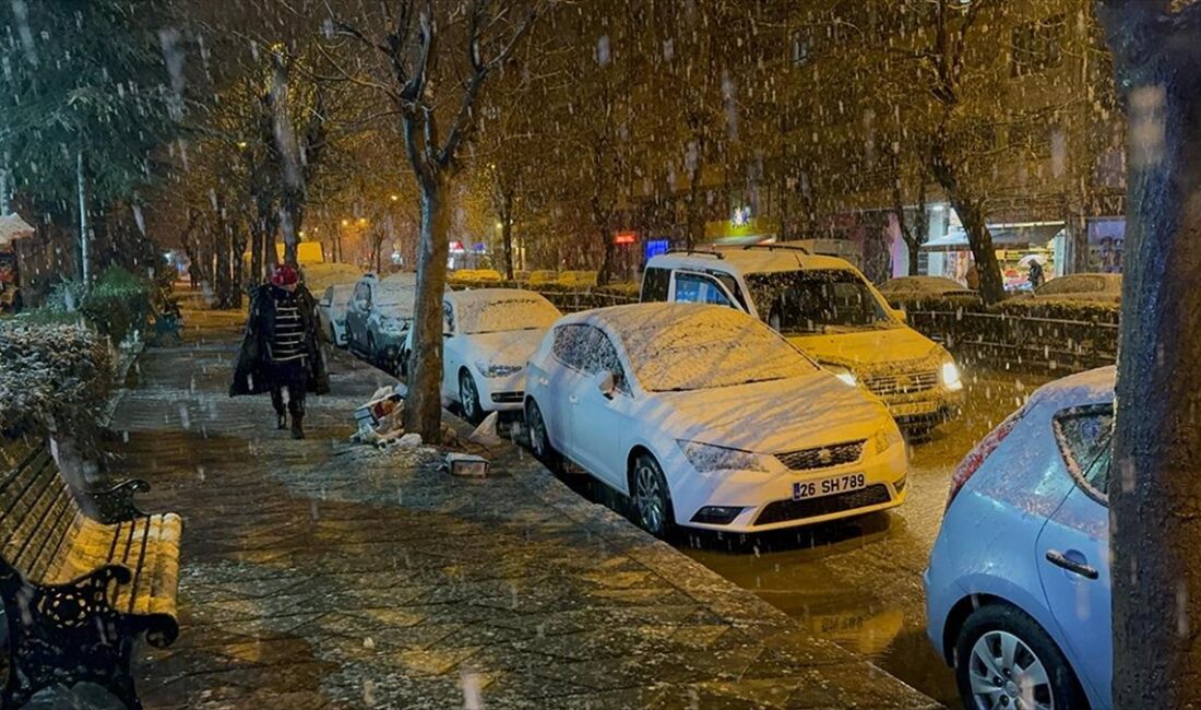 Eskişehir'de dün akşam saatlerinde başlayan kar yağışı aralıklarla etkisini sürdürüyor.