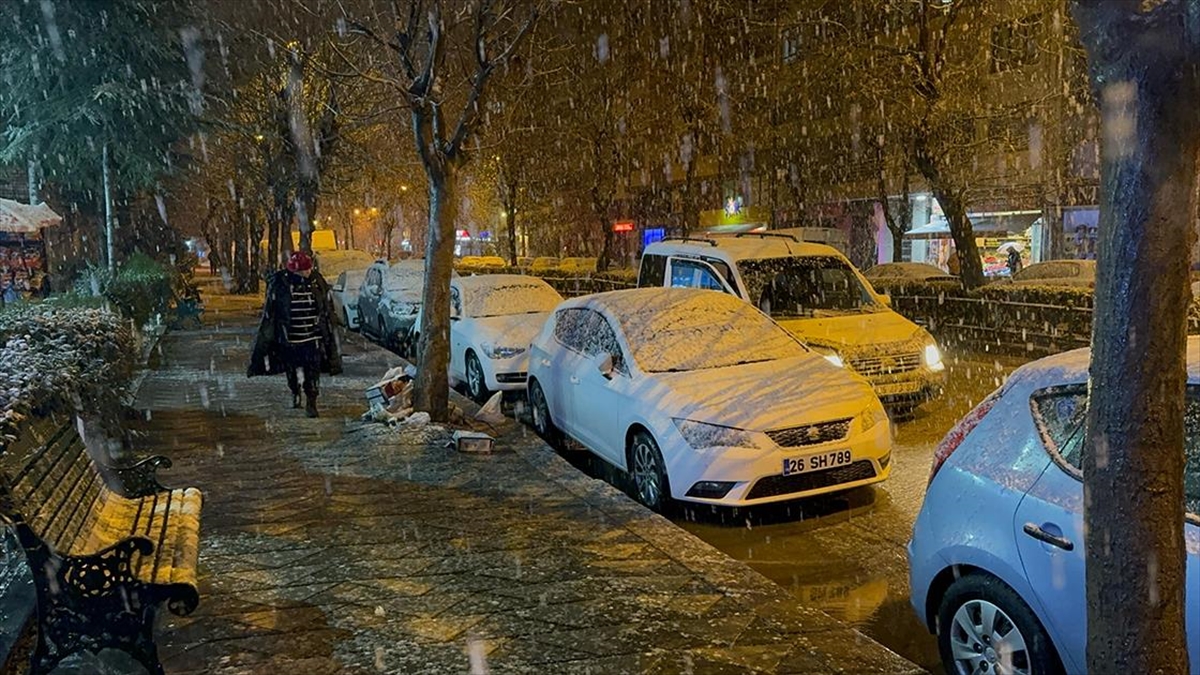 Eskişehir'de dün akşam saatlerinde başlayan kar yağışı aralıklarla etkisini sürdürüyor.
