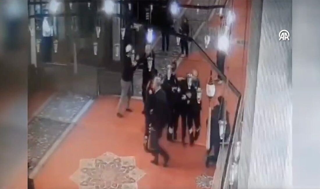 Caminin güvenlik kamerasınca kaydedilen görüntülerde, şüphelinin namazın ardından girdiği camide