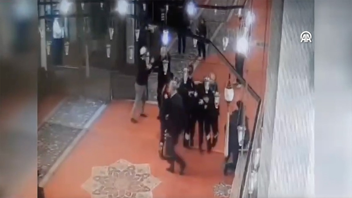 Caminin güvenlik kamerasınca kaydedilen görüntülerde, şüphelinin namazın ardından girdiği camide