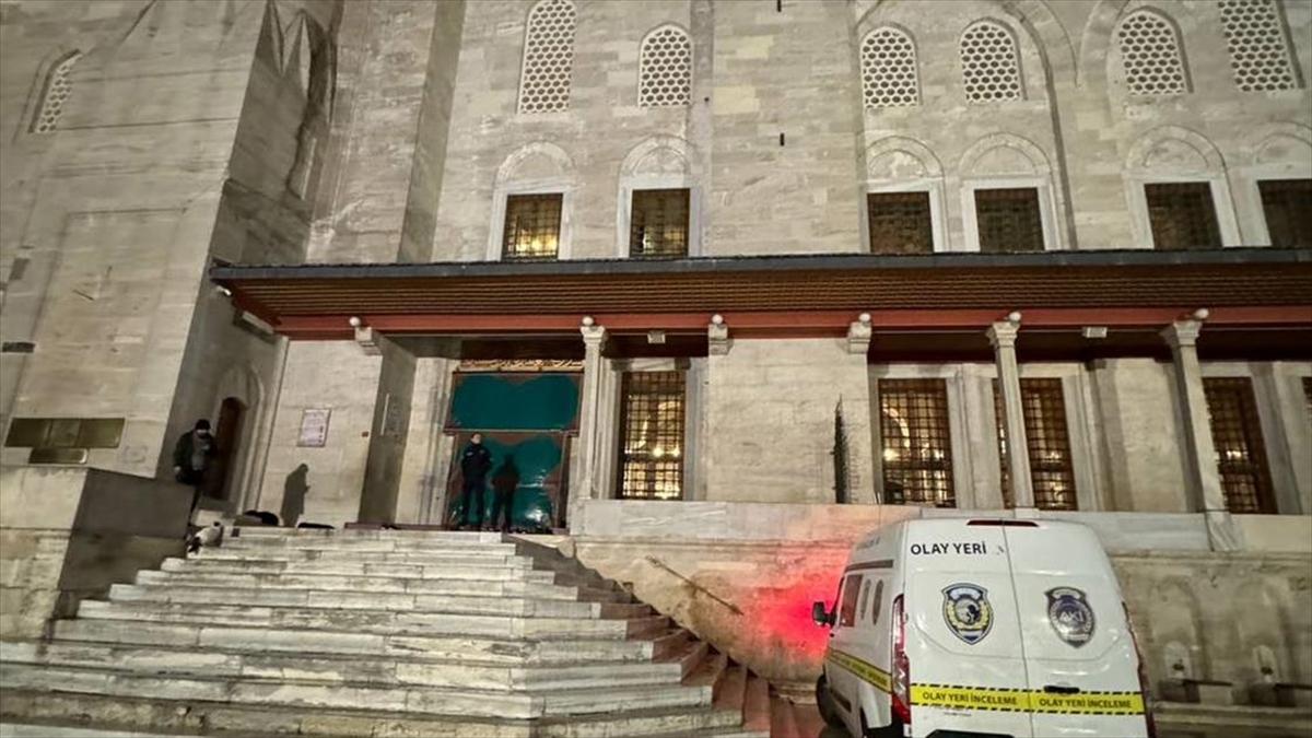 Fatih Camisi İmamı Kurra Hafız Galip Usta ve cami cemaatinden