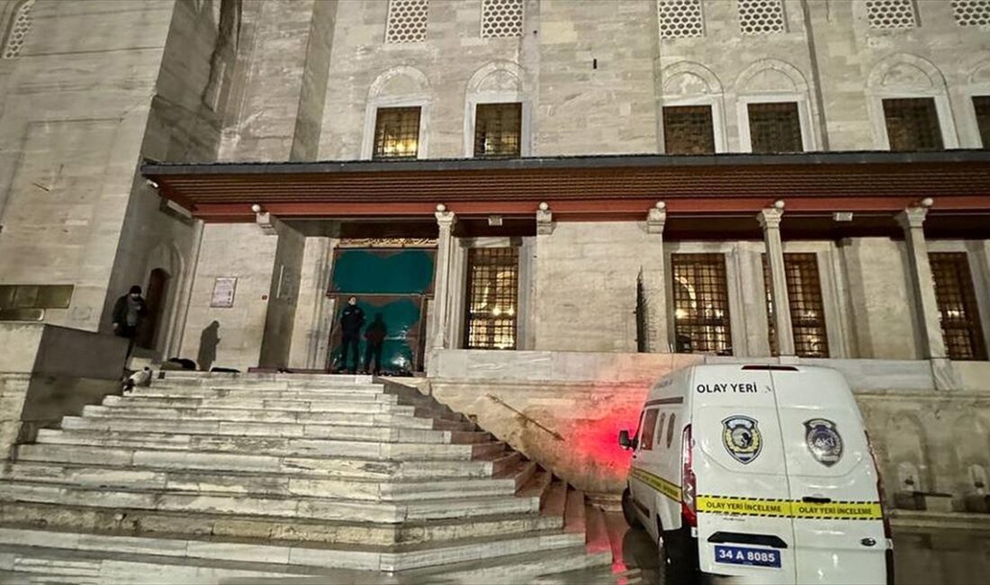 Fatih Camisi'nde cami imamı Kurra Hafız Galip Usta ile cami