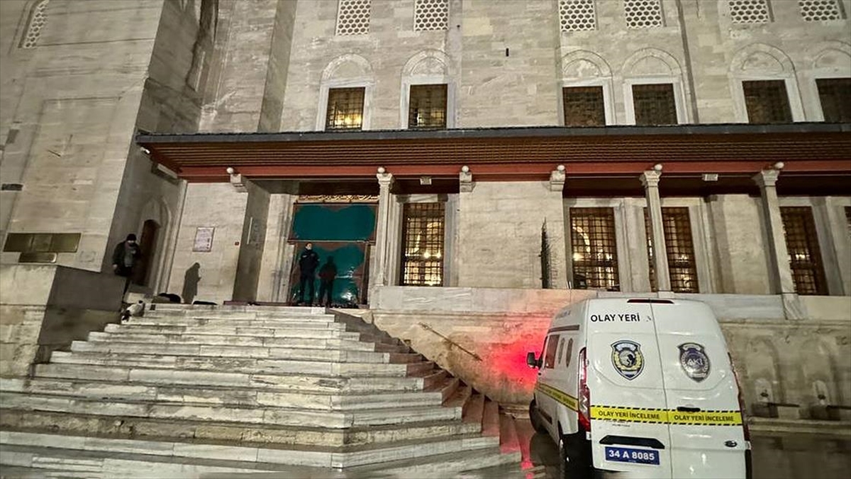 Fatih Camisi'nde cami imamı Kurra Hafız Galip Usta ile cami