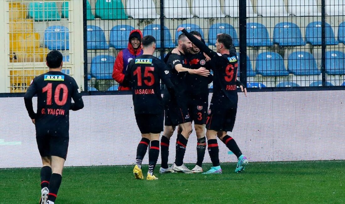 Trendyol Süper Lig'de ertelenen 16. hafta maçında VavaCars Fatih Karagümrük,